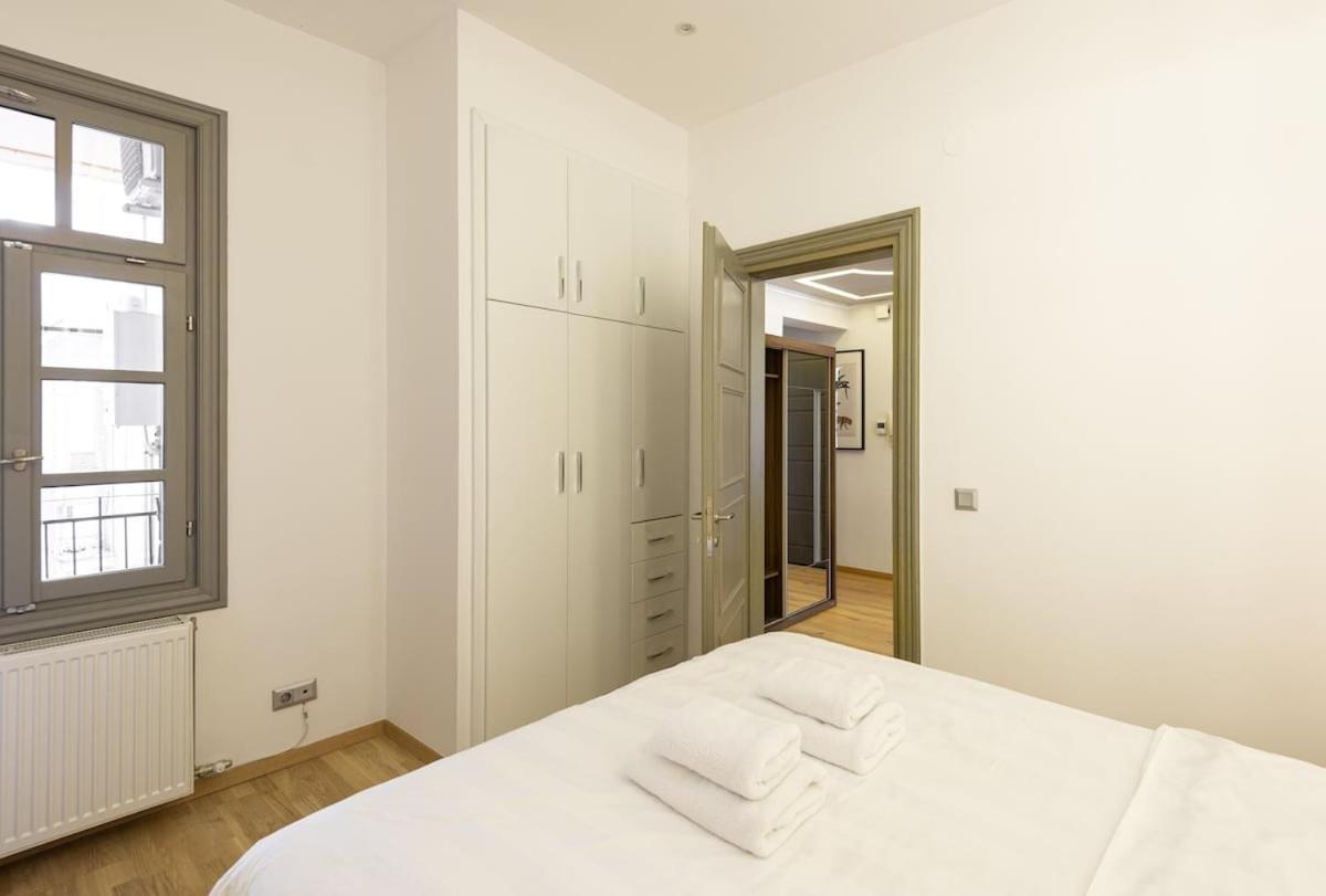 Innovative Upscale 2-br Flat In Premium Location Apartment *